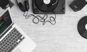 how to connect turntable to speakers